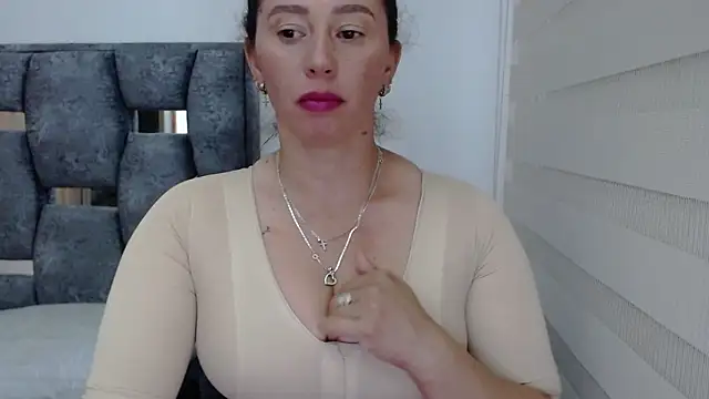 sara hott 1 online show from 12/23/24, 07:52