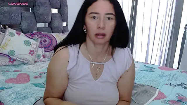 Snapshot of sara_hott_1 chatting on 10/31/25, 01:56 sara hott 1 online show from 10/31/25, 01:56