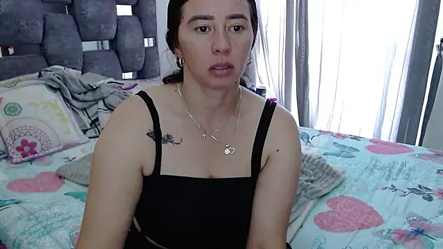 Snapshot of sara_hott_1 chatting on 11/18/25, 02:43 sara hott 1 online show from 11/18/25, 02:43