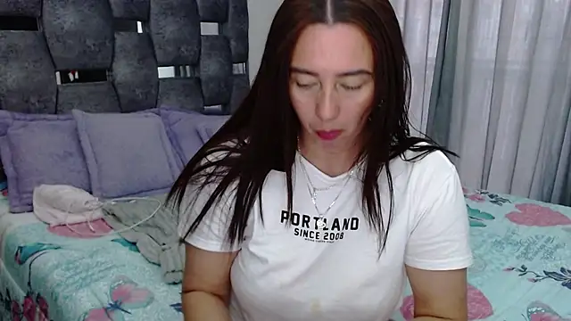 Snapshot of sara_hott_1 chatting on 11/21/25, 08:07 sara hott 1 online show from 11/21/25, 08:07