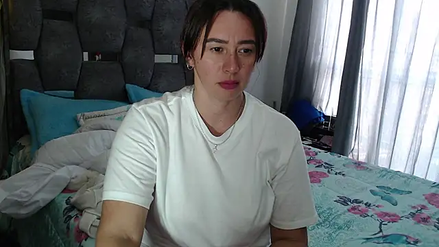 Snapshot of sara_hott_1 chatting on 02/26/26, 08:19 sara hott 1 online show from 02/26/26, 08:19