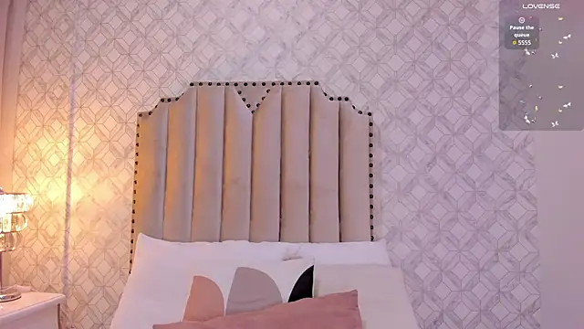 Pia Johnson  online show from 12/02/25, 11:37