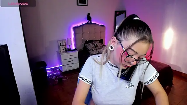 Megan 19  online show from 09/11/25, 09:48