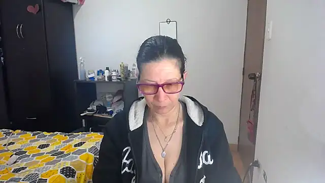 Snapshot of latin49 chatting on 11/15/25, 04:43 latin49 online show from 11/15/25, 04:43