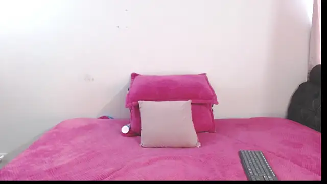 Snapshot of zohe_ chatting on 11/26/25, 02:29 zohe online show from 11/26/25, 02:29