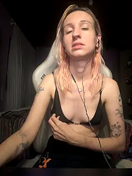 Snapshot of bunnydark00 chatting on 10/12/25, 04:33 bunnydark00 online show from 10/12/25, 04:33