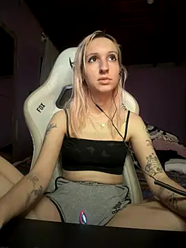 Snapshot of bunnydark00 chatting on 10/17/25, 03:10 bunnydark00 online show from 10/17/25, 03:10