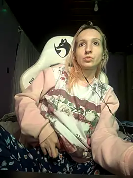 Snapshot of bunnydark00 chatting on 10/19/25, 01:28 bunnydark00 online show from 10/19/25, 01:28