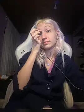 Snapshot of bunnydark00 chatting on 10/21/25, 01:06 bunnydark00 online show from 10/21/25, 01:06