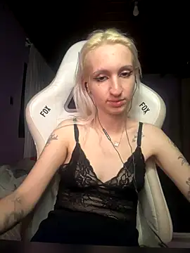 Snapshot of bunnydark00 chatting on 10/26/25, 02:50 bunnydark00 online show from 10/26/25, 02:50