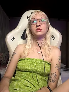 Snapshot of bunnydark00 chatting on 11/06/25, 12:55 bunnydark00 online show from 11/06/25, 12:55