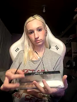 Snapshot of bunnydark00 chatting on 11/09/25, 02:10 bunnydark00 online show from 11/09/25, 02:10