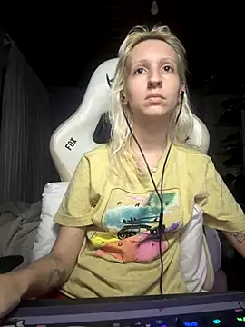 Snapshot of bunnydark00 chatting on 11/18/25, 02:06 bunnydark00 online show from 11/18/25, 02:06