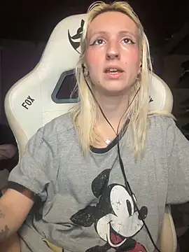 Snapshot of bunnydark00 chatting on 11/19/25, 10:21 bunnydark00 online show from 11/19/25, 10:21