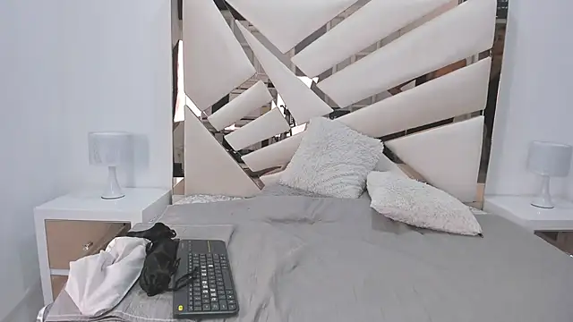 Snapshot of Naughty__Mom chatting on 02/01/25, 07:44 Naughty Mom online show from 02/01/25, 07:44