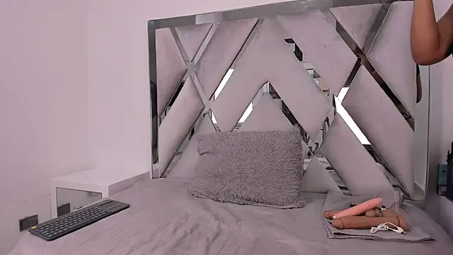 Snapshot of Naughty__Mom chatting on 02/04/25, 06:17 Naughty Mom online show from 02/04/25, 06:17