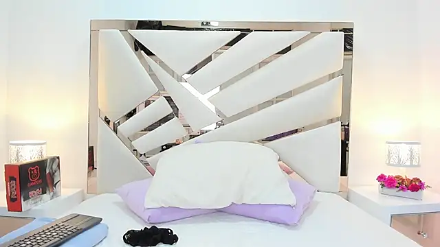 Snapshot of Naughty__Mom chatting on 03/16/25, 10:33 Naughty Mom online show from 03/16/25, 10:33