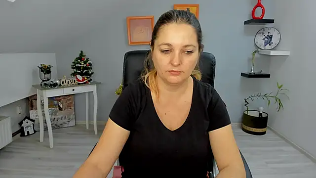 LollaGirl online show from 12/23/24, 04:22
