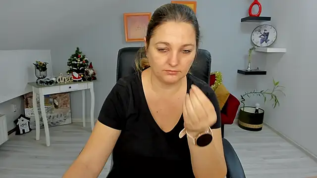 LollaGirl online show from 12/27/24, 04:47