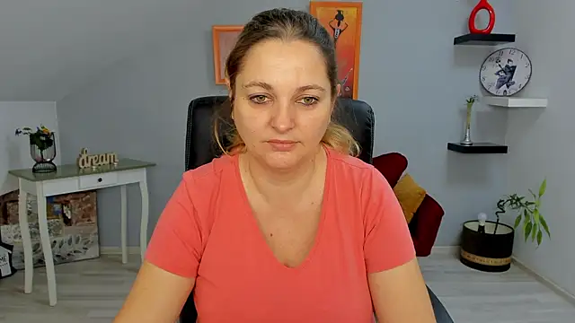 LollaGirl online show from 01/10/25, 04:22