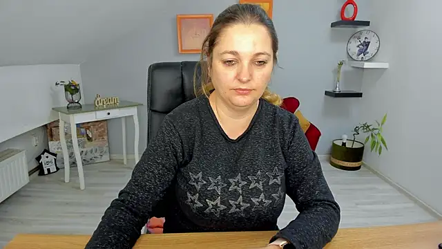 LollaGirl online show from 01/13/25, 04:18