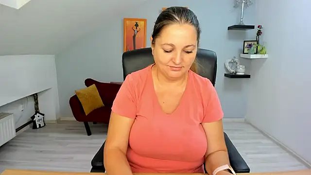 LollaGirl online show from 09/17/25, 03:19