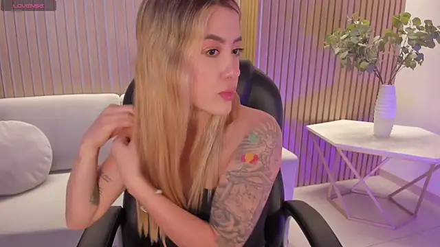 Snapshot of EveBensonX chatting on 11/08/25, 08:29 EveBensonX online show from 11/08/25, 08:29