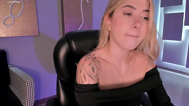 Snapshot of EveBensonX chatting on 11/10/25, 12:37 EveBensonX online show from 11/10/25, 12:37