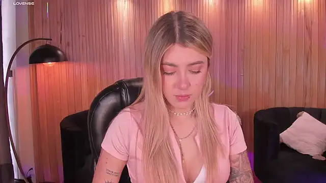 Snapshot of EveBensonX chatting on 11/16/25, 06:02 EveBensonX online show from 11/16/25, 06:02