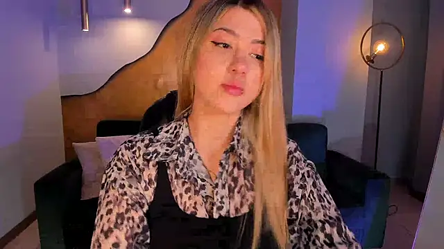 Snapshot of EveBensonX chatting on 11/19/25, 12:27 EveBensonX online show from 11/19/25, 12:27