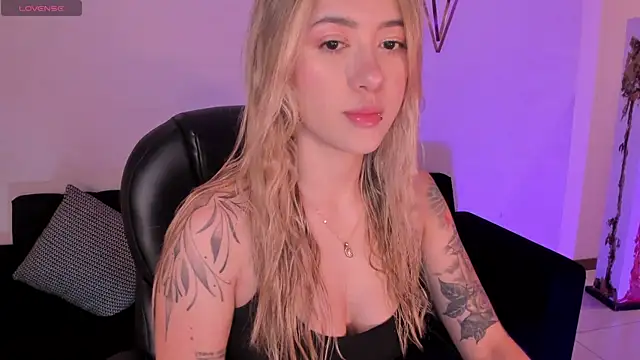 Snapshot of EveBensonX chatting on 11/30/25, 12:20 EveBensonX online show from 11/30/25, 12:20