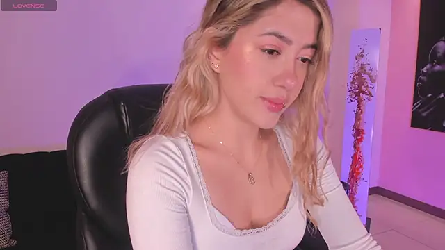 Snapshot of EveBensonX chatting on 12/03/25, 11:30 EveBensonX online show from 12/03/25, 11:30