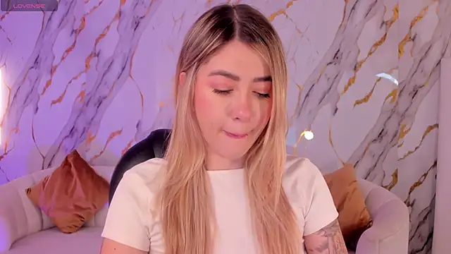 Snapshot of EveBensonX chatting on 12/04/25, 11:52 EveBensonX online show from 12/04/25, 11:52