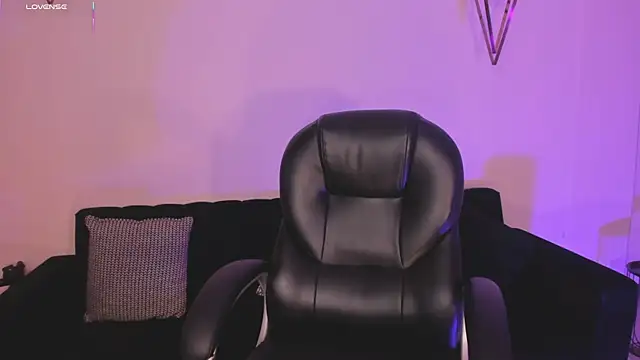 Snapshot of EveBensonX chatting on 12/05/25, 11:41 EveBensonX online show from 12/05/25, 11:41