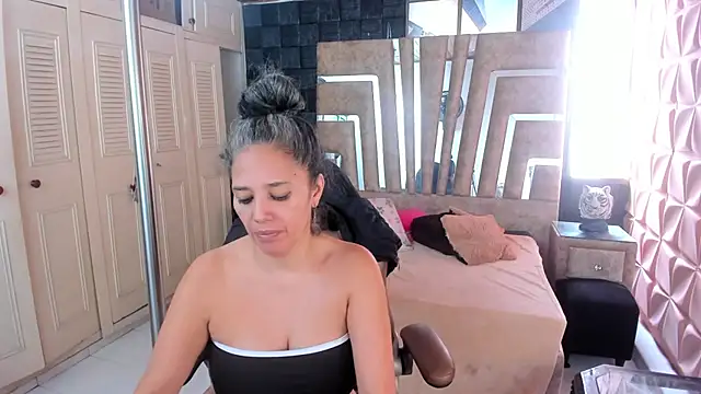 Snapshot of cute_sassy chatting on 11/22/25, 02:05 cute sassy online show from 11/22/25, 02:05