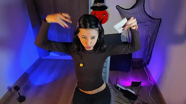 Snapshot of NanaRott chatting on 10/25/25, 11:21 NanaRott online show from 10/25/25, 11:21