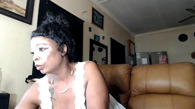 Snapshot of Gucci_Bx chatting on 03/21/25, 11:45 Gucci Bx online show from 03/21/25, 11:45