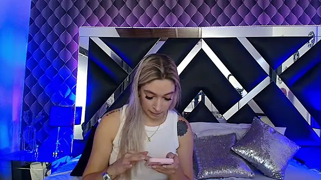 victoriaa lee  online show from 11/19/25, 07:36