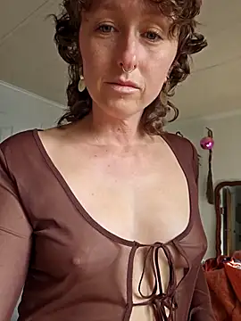 Snapshot of mossy_kiss chatting on 11/23/25, 04:07 mossy kiss online show from 11/23/25, 04:07