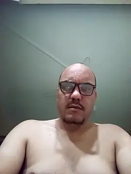 Snapshot of RobertoBuzios22 chatting on 10/21/25, 10:10 RobertoBuzios22 online show from 10/21/25, 10:10