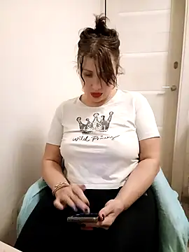 Snapshot of ROXOLANAA_SEXY chatting on 10/21/25, 10:10 ROXOLANAA SEXY online show from 10/21/25, 10:10