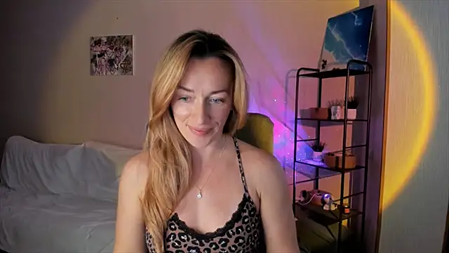 RebeccaMartinez online show from 10/11/25, 10:47