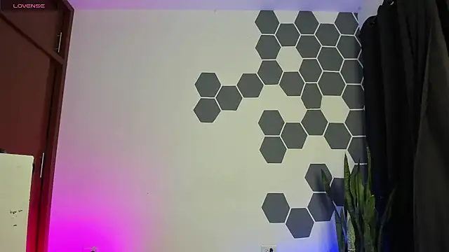 Snapshot of LauraBonnet7 chatting on 12/23/24, 08:44 LauraBonnet7 online show from 12/23/24, 08:44