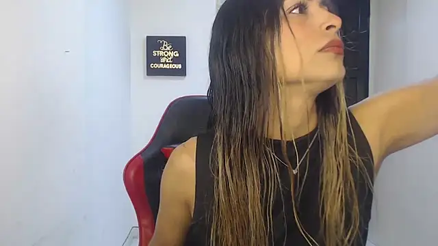 Snapshot of Liamiler01_ chatting on 11/19/25, 01:11 Liamiler01 online show from 11/19/25, 01:11