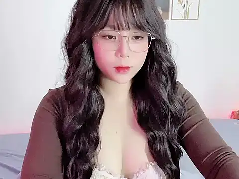 Snapshot of __Lyly__ chatting on 10/27/25, 02:48   Lyly   online show from 10/27/25, 02:48