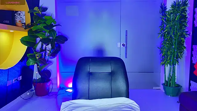 Snapshot of MalaikaBrown chatting on 10/17/25, 12:19 MalaikaBrown online show from 10/17/25, 12:19