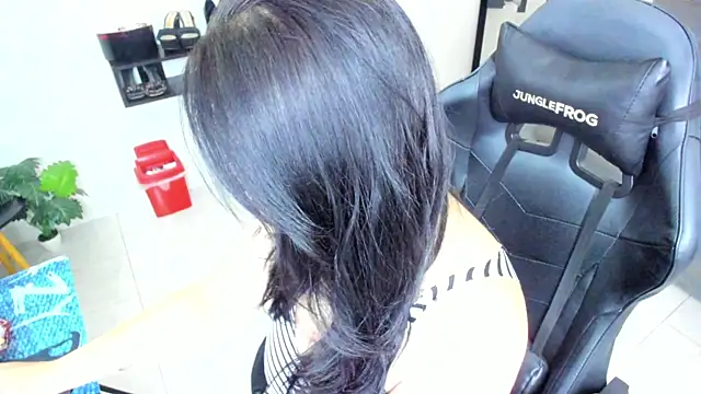 Snapshot of BellaFlaming chatting on 11/25/25, 11:21 BellaFlaming online show from 11/25/25, 11:21