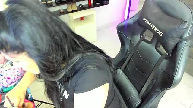 Snapshot of BellaFlaming chatting on 11/26/25, 11:22 BellaFlaming online show from 11/26/25, 11:22