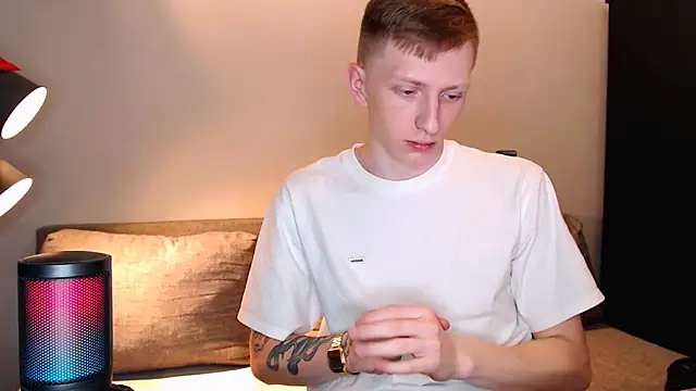 juliaanddima online show from 10/23/25, 09:02