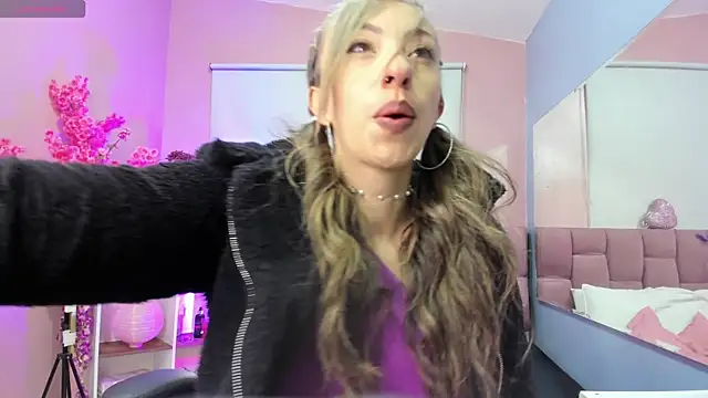 mia thompsonn  online show from 12/03/25, 01:53